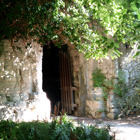 En öppen dörr in i en borg.