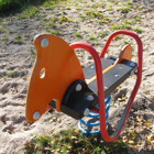 En gunghäst på en lekpark.