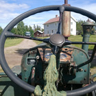 Krokodilen kör traktor.