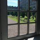 Ett fönster med en trädgård utanför.