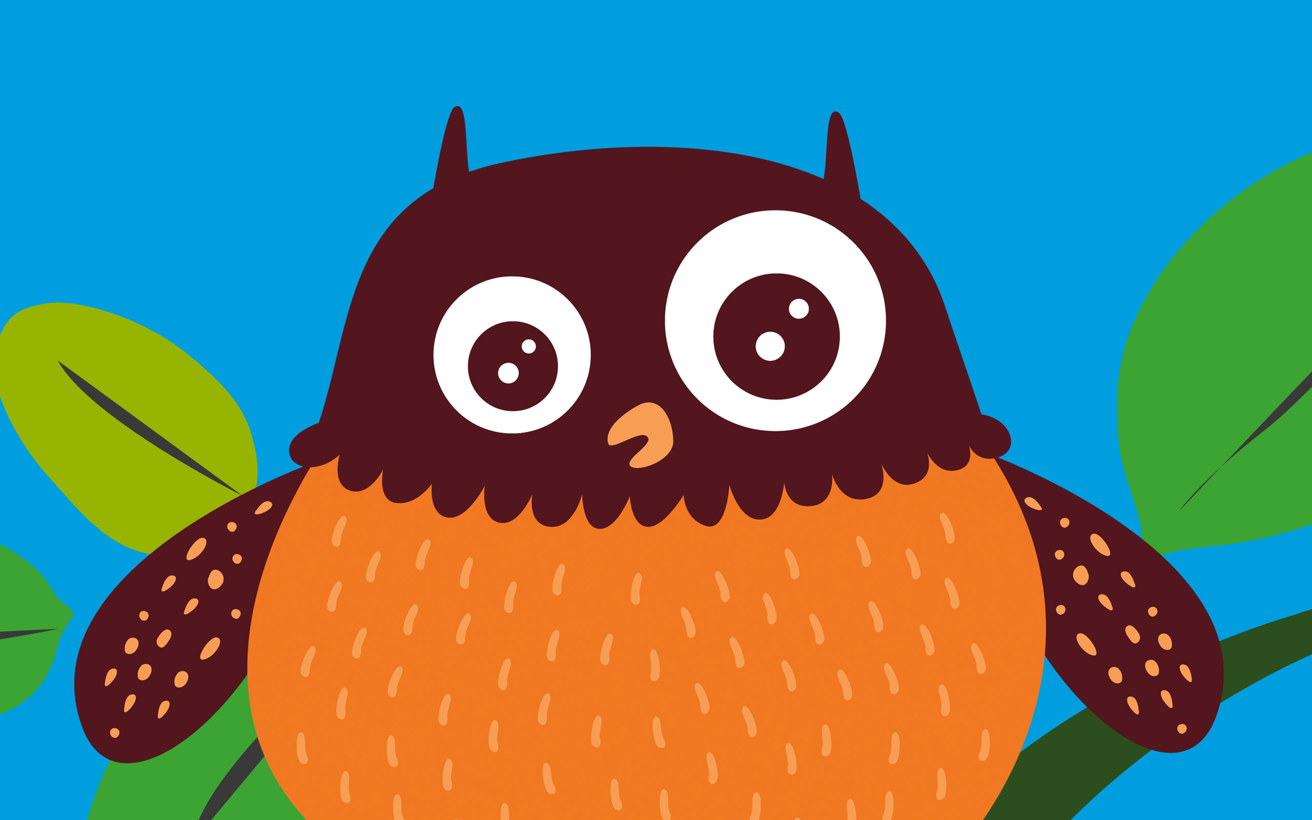 Polarugglan med löv i bakgrunden.